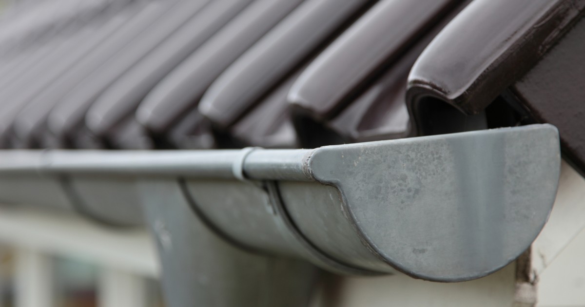 Vertrouw op de deskundige dakdekker van BMP Vastgoedonderhoud voor al uw dakgootklussen.